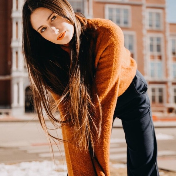 Forever 21 Tops - NWOT F21 Bell sleeve TOP 🧡